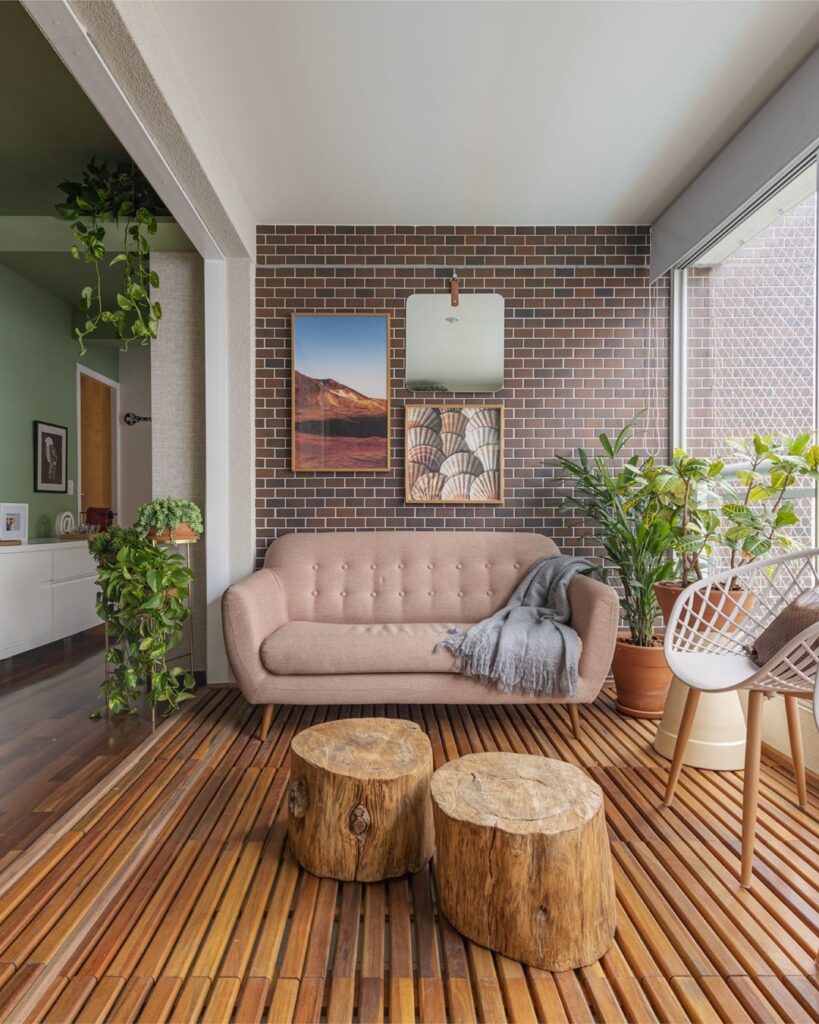 decoração de sala com troncos de madeira